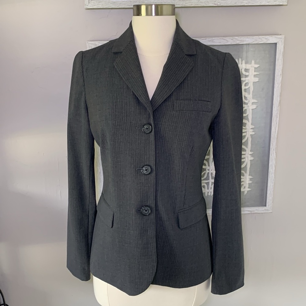 Bananna Republic charcoal gray pinstripe 3 button blazer size 2